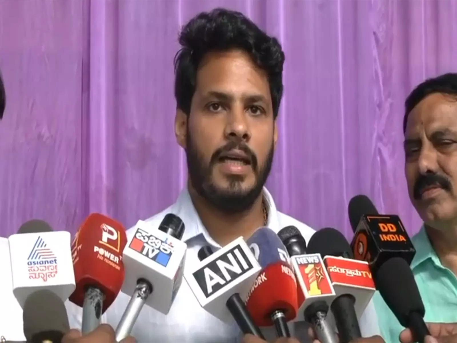 निखिल कुमारस्वामी ने DK शिवकुमार पर पलटवार, एचडी कुमारस्वामी पर टिप्पणी को बताया चिंता का विषय निखिल कुमारस्वामी ने DK शिवकुमार पर पलटवार, एचडी कुमारस्वामी पर टिप्पणी को बताया चिंता का विषय