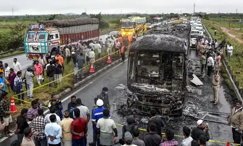 19 यात्रियों की मौत मामले में ड्राइवर और कंडक्टर गिरफ्तार, एक्सीडेंट के बाद लगी थी आग