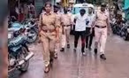 Ujjain: सोशल मीडिया पर रील बनाने वाले युवकों पर पुलिस की सख्त कार्रवाई Ujjain: सोशल मीडिया पर रील बनाने वाले युवकों पर पुलिस की सख्त कार्रवाई