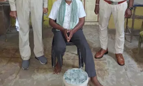रिहायशी मकान से 8 लीटर महुआ शराब जब्त, ग्रामीण गिरफ्तार