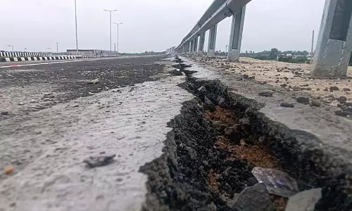 Chennai-Tirupati फोर-लेन हाईवे पर 2 किमी लंबी दरार Chennai-Tirupati फोर-लेन हाईवे पर 2 किमी लंबी दरार