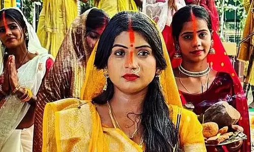 Mumbai : चार दिवसीय छठ पूजा उत्सव शुरू, भक्तों ने सूर्य देव को प्रार्थना की
