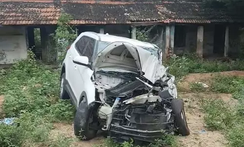 विरालीमलाई के पास ओमनी बस और कार की टक्कर: 28 लोग घायल विरालीमलाई के पास ओमनी बस और कार की टक्कर: 28 लोग घायल