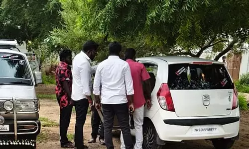 Karur victim : पीड़ित का परिवार विजय से मिलने चेन्नई के लिए रवाना हुआ Karur victim : पीड़ित का परिवार विजय से मिलने चेन्नई के लिए रवाना हुआ