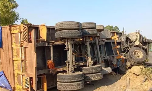 Samba News: गेहूं से भरा ट्रक सड़क पर पलटा, हड़कंप
