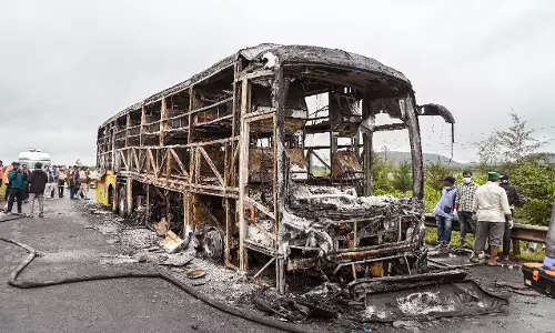 Andhra में सड़क हादसा, पुलिस ने बताया—बाइक डिवाइडर से टकराई थी Andhra में सड़क हादसा, पुलिस ने बताया—बाइक डिवाइडर से टकराई थी