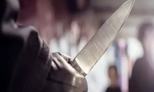 घर की सफाई को लेकर पति-पत्नी में जमकर लड़ाई, चाकू चला