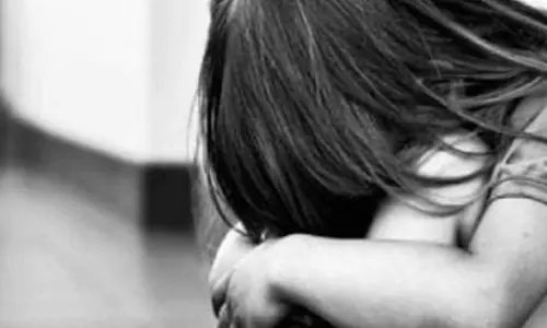 प्रेमिका की बेटी के साथ भी किया रेप, हवसी दरिंदा फरार