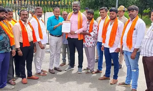 Karnataka : सार्वजनिक स्थानों पर जमाज़ पर प्रतिबंध लगाने की मांग Karnataka : सार्वजनिक स्थानों पर जमाज़ पर प्रतिबंध लगाने की मांग