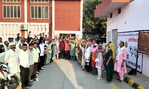 Fatehabad  नगरपालिका कर्मचारियों ने मुख्य सफाई निरीक्षक के खिलाफ किया प्रदर्शन