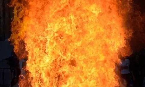 बहुमंजिला इमारत में लगी आग, 8 लोग घायल बहुमंजिला इमारत में लगी आग, 8 लोग घायल