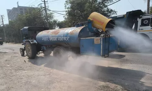 AQI कम करने के लिए मानेसर नगर निगम ने सड़कों पर पानी का छिड़काव किया
