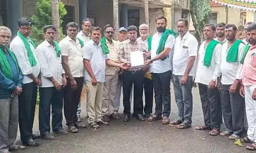 Karnataka : गन्ने का दाम तय करने और फैक्ट्री शुरू करने की मांग