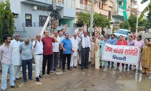 Haryana : भिवानी के सेक्टर 23 के निवासी खराब सीवरेज और सड़कों से परेशान
