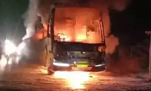 Andhra bus accident पुलिस के अनुसार बाइक सवार नशे में थे