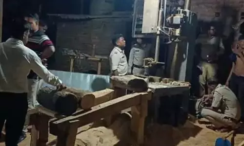 आरा मिल सील, अवैध तरीके से संचालन पर मशीन जब्त