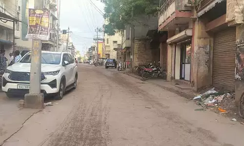 Karnataka : गुलेदागुड्डा शहर में पार्किंग और पैदल चलने वाली सड़कें नही Karnataka : गुलेदागुड्डा शहर में पार्किंग और पैदल चलने वाली सड़कें नही