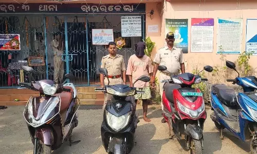 राउरकेला पुलिस ने EV चोरी के आरोप में युवक को गिरफ्तार किया, 4 इलेक्ट्रिक स्कूटर जब्त किए राउरकेला पुलिस ने EV चोरी के आरोप में युवक को गिरफ्तार किया, 4 इलेक्ट्रिक स्कूटर जब्त किए
