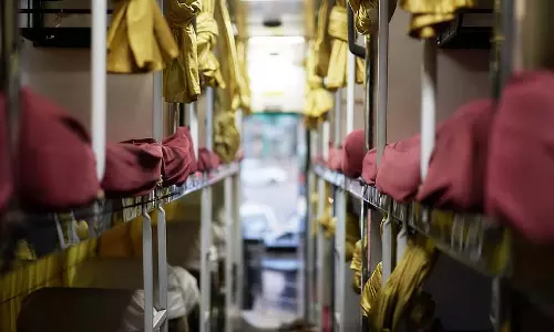 आगरा-लखनऊ एक्सप्रेसवे पर AC स्लीपर बस में आग लगी, यात्री सुरक्षित आगरा-लखनऊ एक्सप्रेसवे पर AC स्लीपर बस में आग लगी, यात्री सुरक्षित