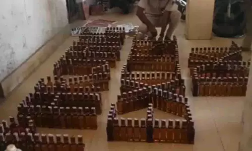 आबकारी अधिकारियों ने Dhenkanal में नकली शराब फैक्ट्री का भंडाफोड़ किया आबकारी अधिकारियों ने Dhenkanal में नकली शराब फैक्ट्री का भंडाफोड़ किया