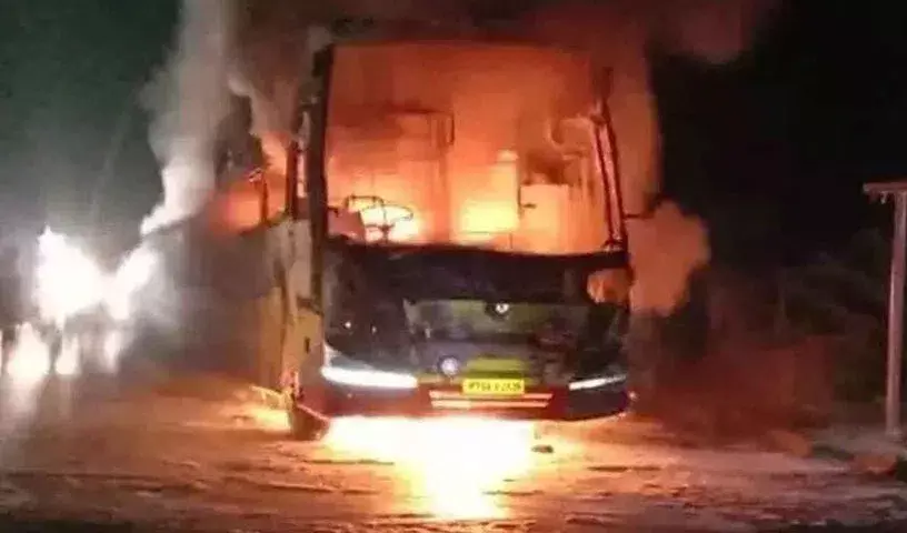 Andhra Pradesh बस आग दुर्घटना पुलिस का कहना है कि बाइक सवार दोनों व्यक्ति नशे में थे Andhra Pradesh बस आग दुर्घटना पुलिस का कहना है कि बाइक सवार दोनों व्यक्ति नशे में थे