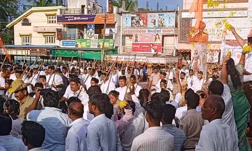 Kushtagi : कार्निवल कॉस्ट्यूम पहने लोगों का लोगों ने त्योहार जैसा स्वागत किया Kushtagi : कार्निवल कॉस्ट्यूम पहने लोगों का लोगों ने त्योहार जैसा स्वागत किया