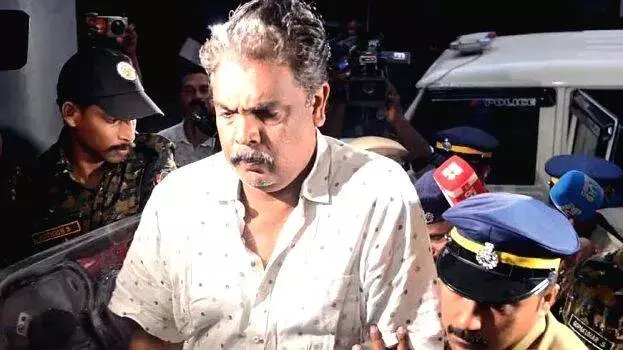 kerala : साल भर में सोने की चोरी और आलीशान घर, संपत्ति पर सवाल kerala : साल भर में सोने की चोरी और आलीशान घर, संपत्ति पर सवाल