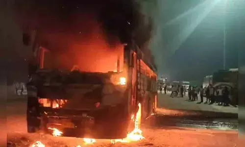 70 यात्रियों को ले जा रही एक और बस में आग लग गई