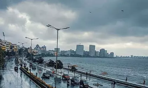 Mumbai : शहर भारी बारिश, तेज़ हवाओं के लिए तैयार