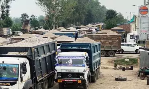 Punjab : खनन सामग्री ले जा रहे ट्रक गांव की सड़कों को नुकसान पहुंचा रहे हैं विधायक