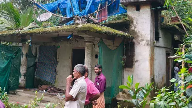 Kerala: पिता-पुत्र घर के अंदर फंदे से लटके मिले; दो कमरों में शव मिले
