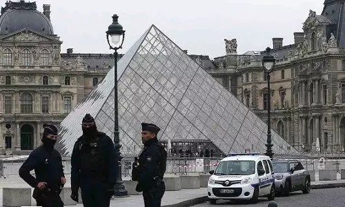 Louvre robbery: मामले में 2 संदिग्ध पेरिस में गिरफ्तार