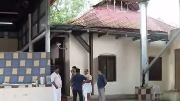 Kerala : सबरीमाला सोना चोरी की जांच में न्यायमित्र सक्रिय, स्ट्रांग रूम का किया निरीक्षण Kerala : सबरीमाला सोना चोरी की जांच में न्यायमित्र सक्रिय, स्ट्रांग रूम का किया निरीक्षण