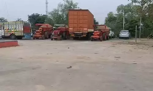 MP : छतरपुर पुलिस स्टेशन से रेत माफिया ने 3 अवैध रेत से भरे ट्रैक्टर छीन लिए