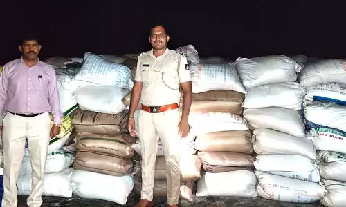 Molakalmuru : कांटेदार झाड़ी में छिपाकर रखा गया राशन का चावल जब्त किया गया