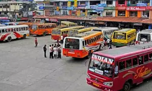 Telangana में सुरक्षा उल्लंघनों को लेकर निजी बसों पर कार्रवाई Telangana में सुरक्षा उल्लंघनों को लेकर निजी बसों पर कार्रवाई