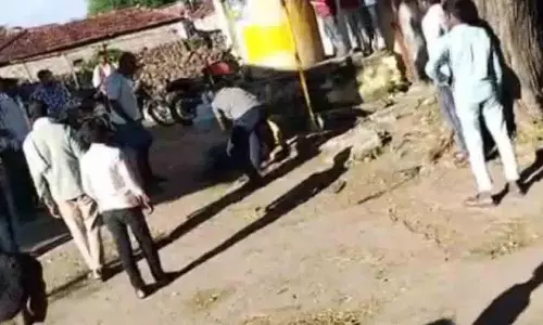 विवाहेतर संबंध के चलते व्यक्ति को बांधकर पीट-पीटकर मार डाला गया विवाहेतर संबंध के चलते व्यक्ति को बांधकर पीट-पीटकर मार डाला गया