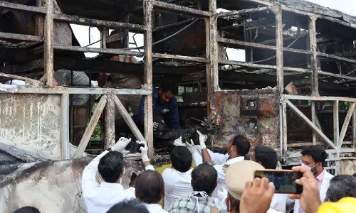 Andhra बस अग्निकांड: 18 मृतकों के शव परिवारों को सौंपे गए Andhra बस अग्निकांड: 18 मृतकों के शव परिवारों को सौंपे गए