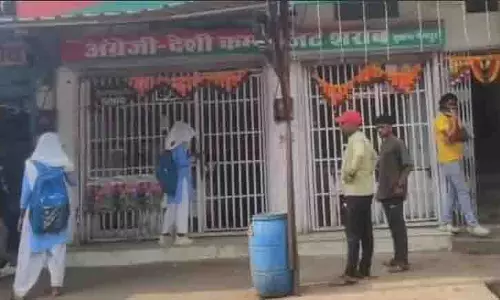 Madhya Pradesh में छात्राओं का शराब खरीदने का वीडियो इंटरनेट पर हुआ वायरल Madhya Pradesh में छात्राओं का शराब खरीदने का वीडियो इंटरनेट पर हुआ वायरल