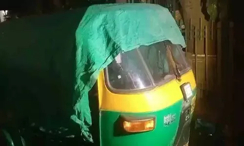 स्थानीय लोगों को सड़क किनारे auto में महिला का शव मिला