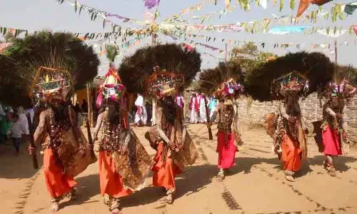 Adilabad: नृत्य मंडलियों ने वित्तीय सहायता के लिए की गुहार