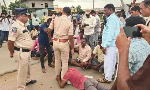 धान खरीद में देरी को लेकर Kamareddy के किसान पुलिस के पैरों में गिरे