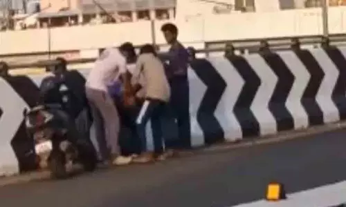 जिस आदमी ने लड़की को online परेशान किया.. उसके दोस्तों ने क्या किया?