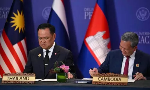 Cambodia और थाईलैंड ने सीमा संघर्ष खत्म करने के लिए सीज़फ़ायर बढ़ाया Cambodia और थाईलैंड ने सीमा संघर्ष खत्म करने के लिए सीज़फ़ायर बढ़ाया