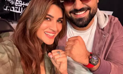 कृति सनोन ने अपने कथित प्रेमी कबीर बाहिया के साथ UFC डेट की झलकियां साझा कीं