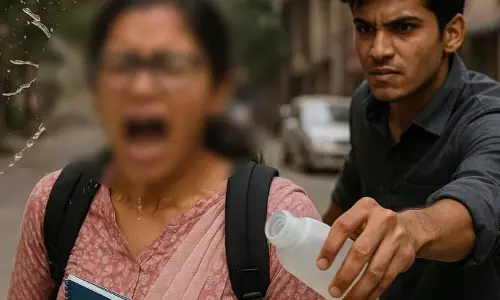 College छात्रा पर जानलेवा एसिड हमला, आरोपी फरार