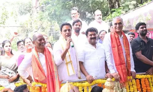 KTR ने बंसीलालपेट में बोडराई समारोह में भाग लिया KTR ने बंसीलालपेट में बोडराई समारोह में भाग लिया