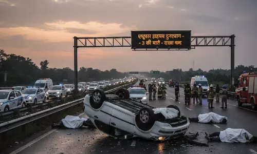 BREAKING: एक्सप्रेस हाईवे पर पलटी कार, तीन की मौत