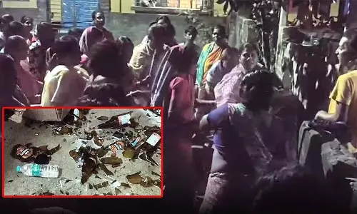 नशे में चूर Boss परिवारों को भूल गए; महिला ब्रिगेड ने शराब की बोतलें तोड़ी