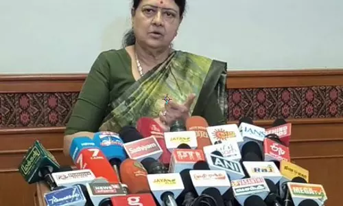 किसानों की समस्याओं पर V.K. Sasikala ने DMK सरकार पर साधा निशाना किसानों की समस्याओं पर V.K. Sasikala ने DMK सरकार पर साधा निशाना